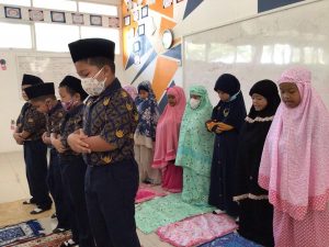 sholat berjamaah sd al azhar asy syarif sumut